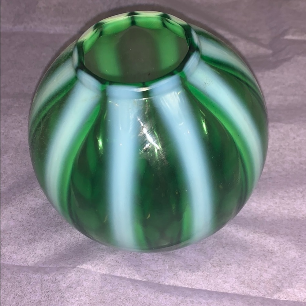 Fenton art glass green ivy ball new world